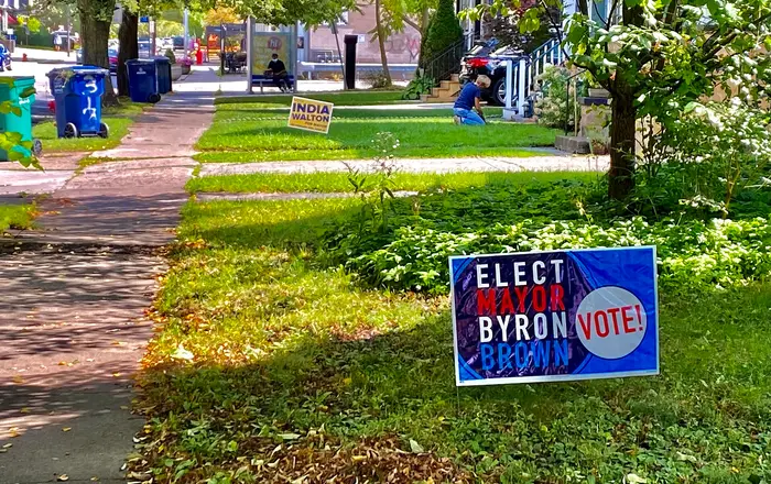 Dueling lawn signs during the 2021 Buffalo, New York mayoral election   20210916