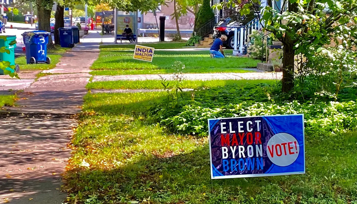Dueling lawn signs during the 2021 Buffalo, New York mayoral election 20210916